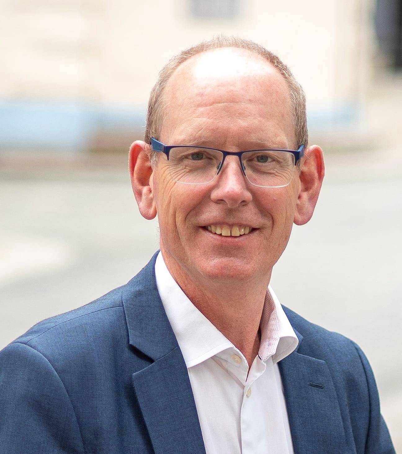 headshot of ian playford smiling